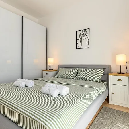 Apartment Coresi Mountain View City