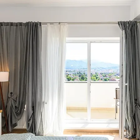 Coresi Mountain View City Apartment